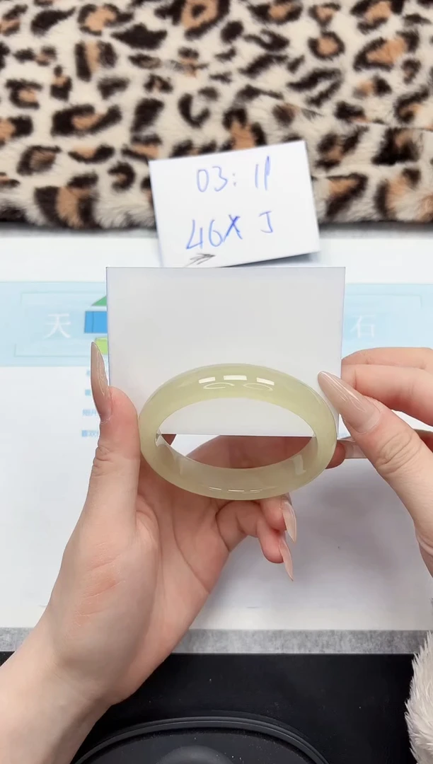 【闪购商品】石英质玉手镯未镶嵌12-55