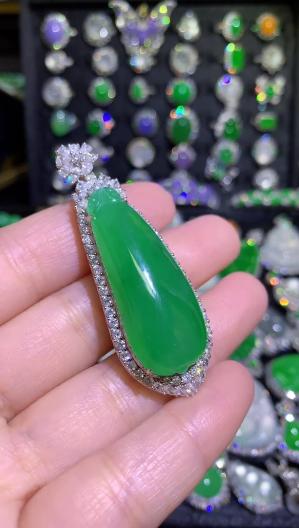 【闪购商品】翡翠颈饰18K金镶嵌高冰满绿超大厚装福瓜