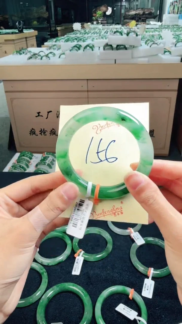未镶嵌手镯石英质玉（非洲翠）有天然性（洒金亮片/矿点/棉线）156