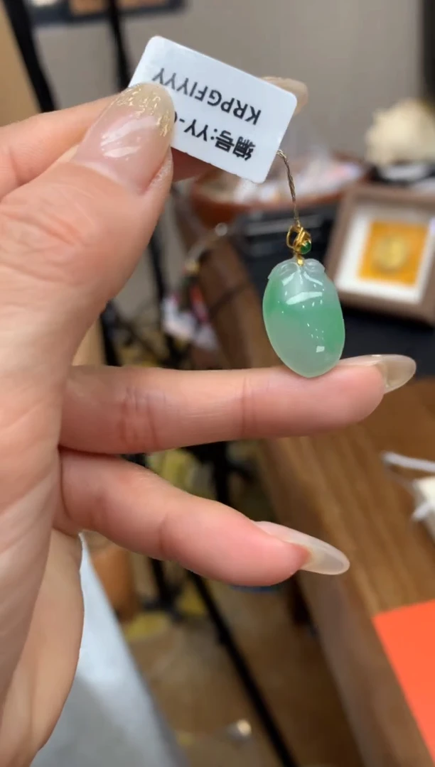 【闪购商品】翡翠颈饰18K金镶嵌福瓜