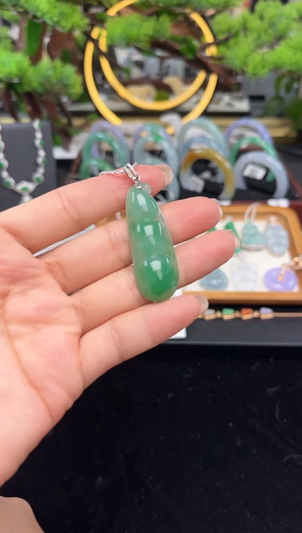 颈饰18K金镶嵌翡翠吊坠