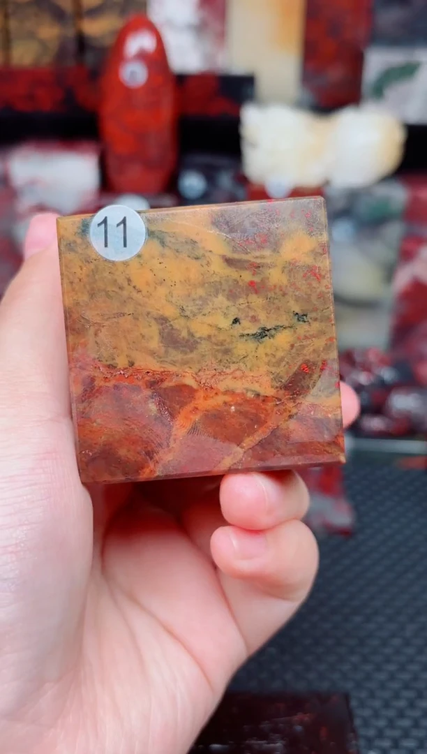 玉11号桂林鸡血玉印章摆件