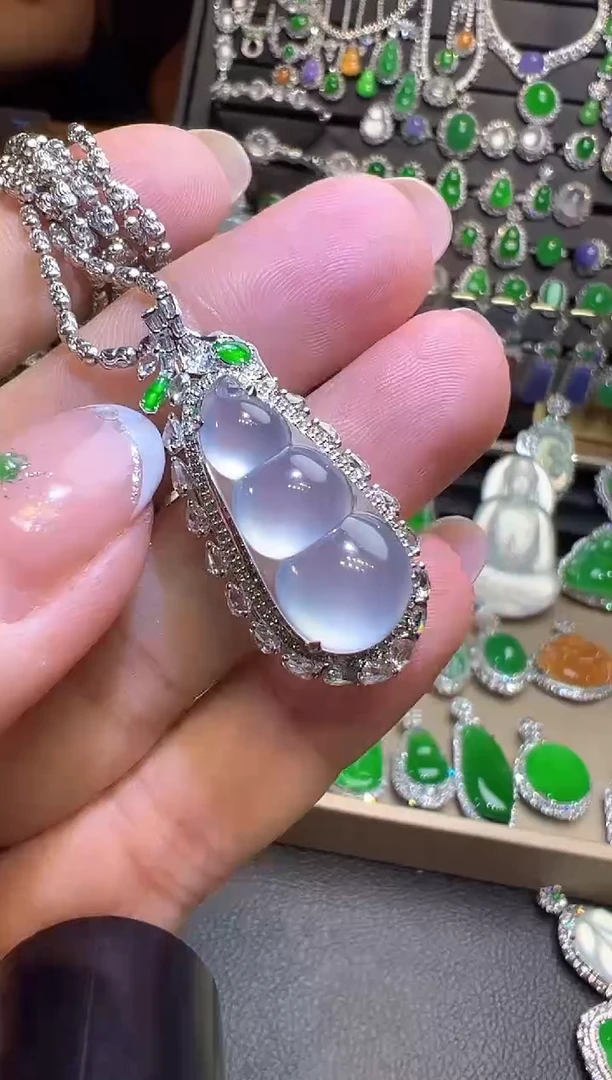 颈饰18K金镶嵌翡翠豆子