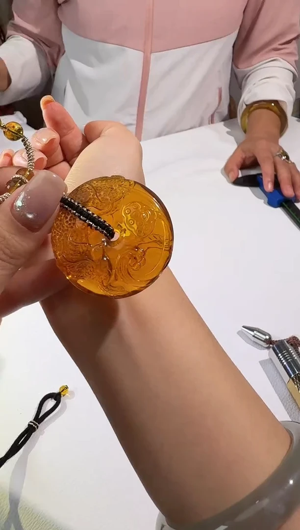 琥珀颈饰未镶嵌0927024随机发仅一件