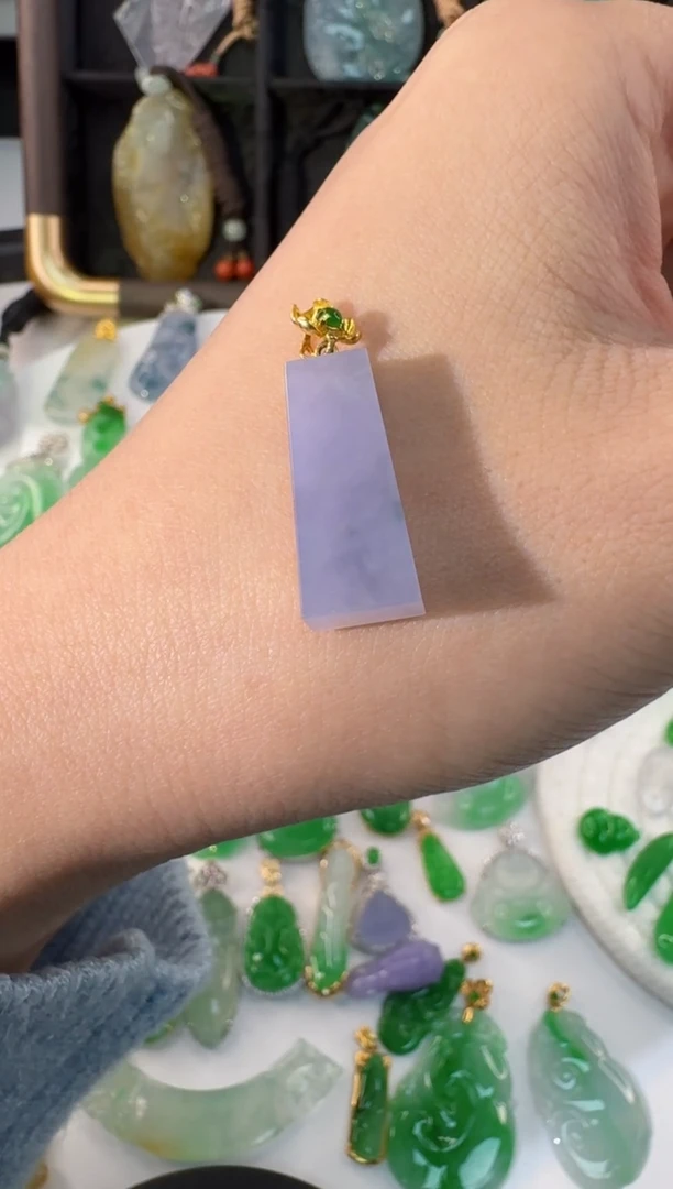 颈饰18K金镶嵌翡翠缅甸A货翡翠