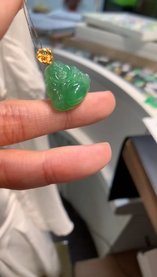 颈饰18K金镶嵌翡翠佛公