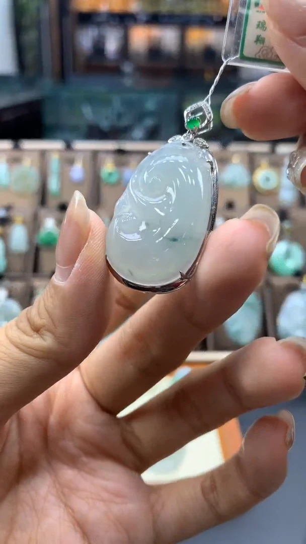 翡翠18K金镶嵌颈饰如意