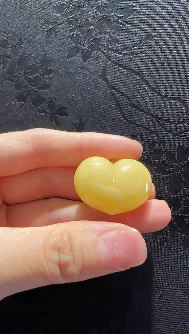蜜蜡颈饰18K金镶嵌爱心3*17*24.7mm