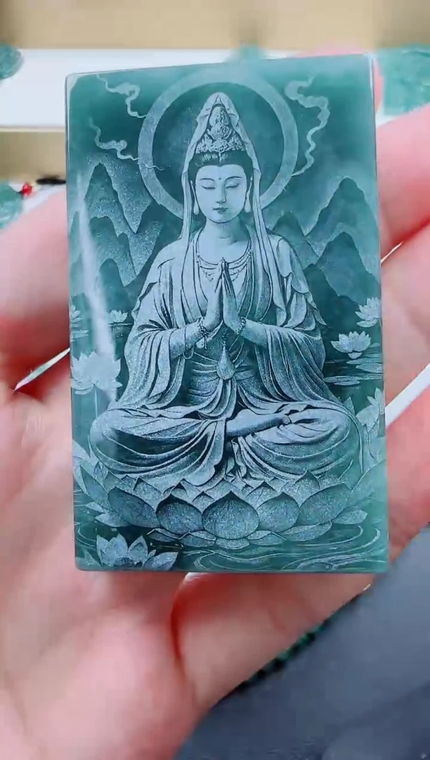翡翠未镶嵌颈饰方观音