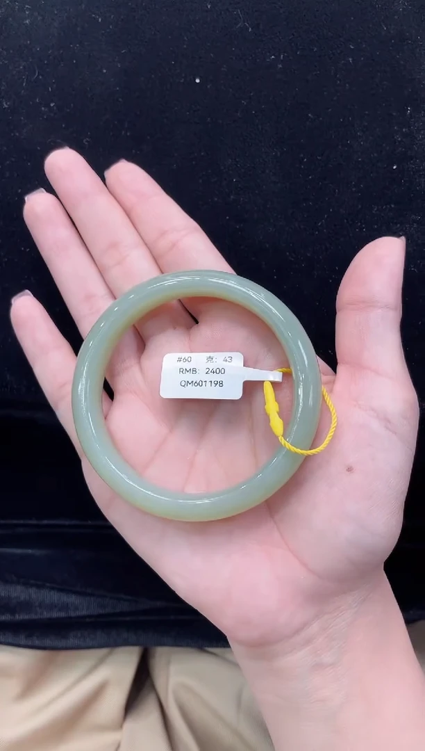 和田玉手镯未镶嵌新疆且末料青白玉60圈口上等和田玉手镯女