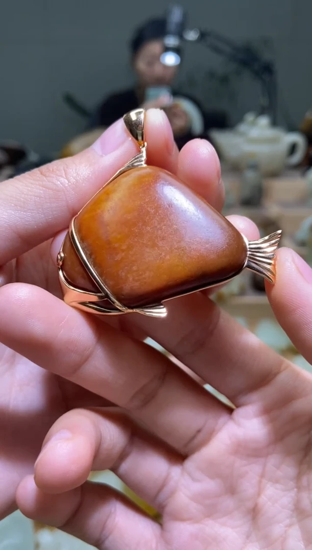 18K金镶嵌和田玉挂件新疆和田玉镶金鱼形挂件