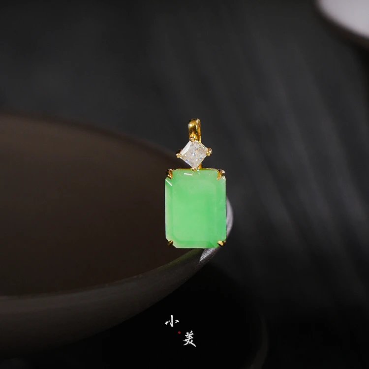 18K金翡翠香水瓶吊坠(多样性发)G81921