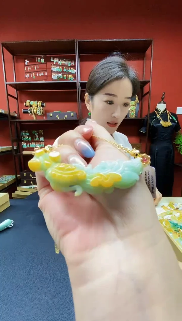 颈饰未镶嵌翡翠吊坠