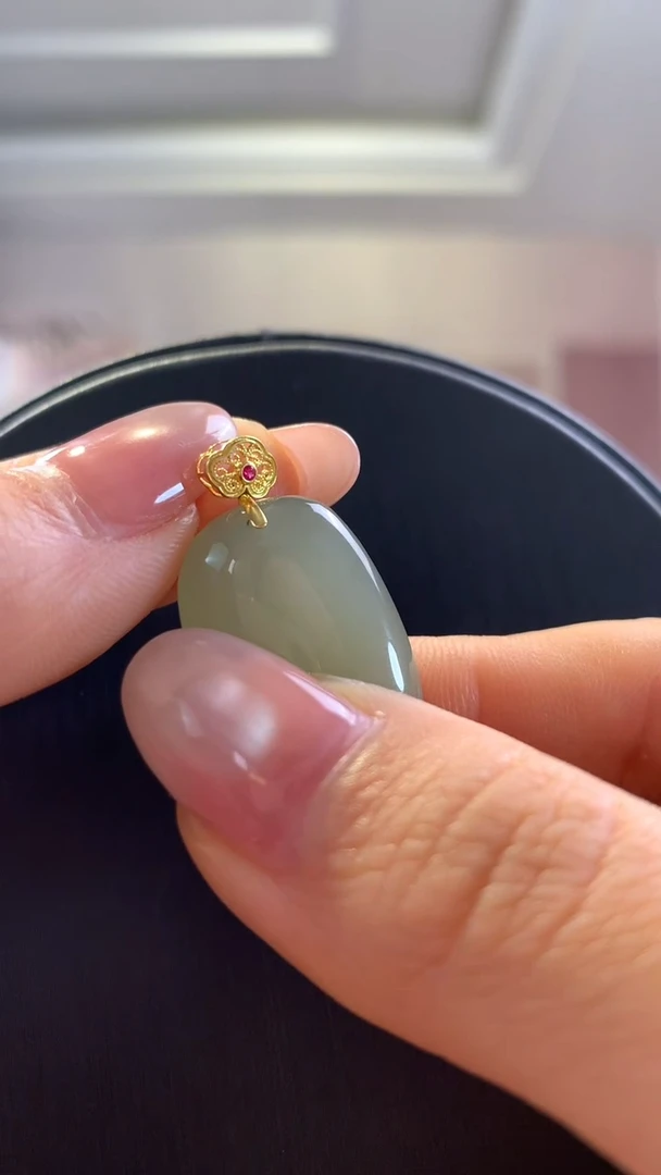 18K金镶嵌和田玉挂件冰晴水金镶吊坠