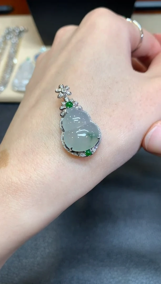 【闪购商品】翡翠颈饰18K金镶嵌葫芦【无服务费】