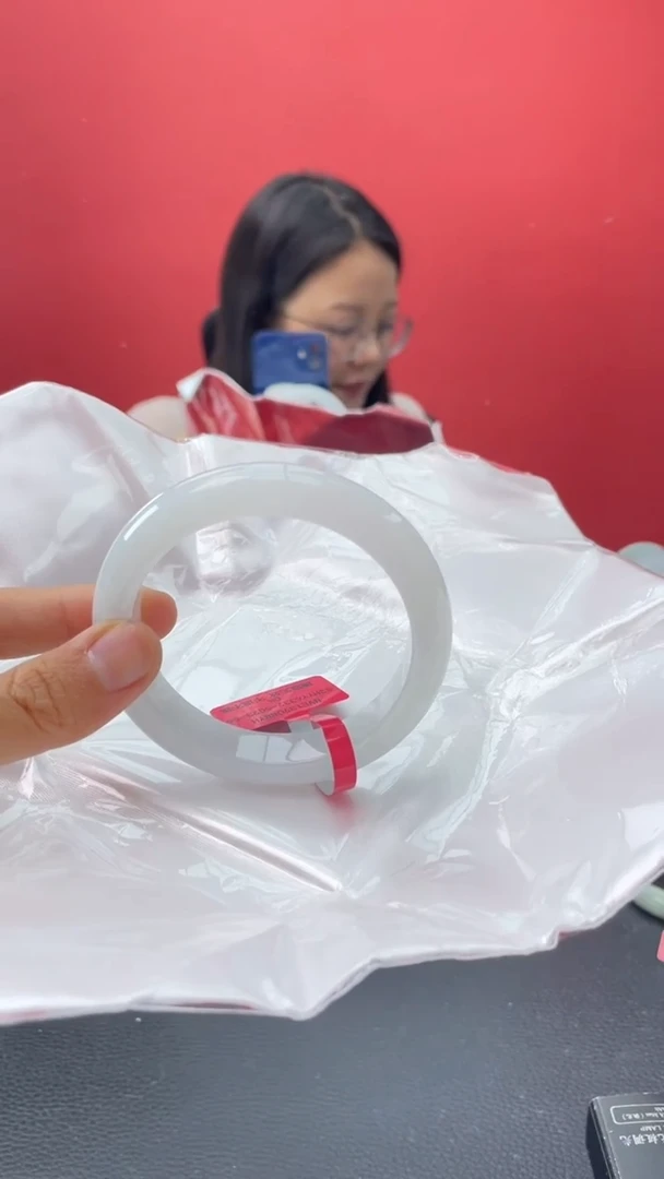 翡翠手镯未镶嵌翡翠手镯