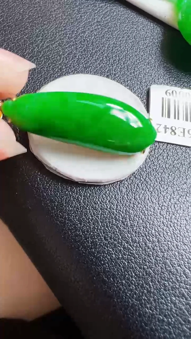 颈饰18K金镶嵌翡翠瓜