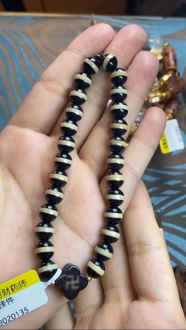 玛瑙/玉髓（覆膜）颈饰未镶嵌药师万字挂件