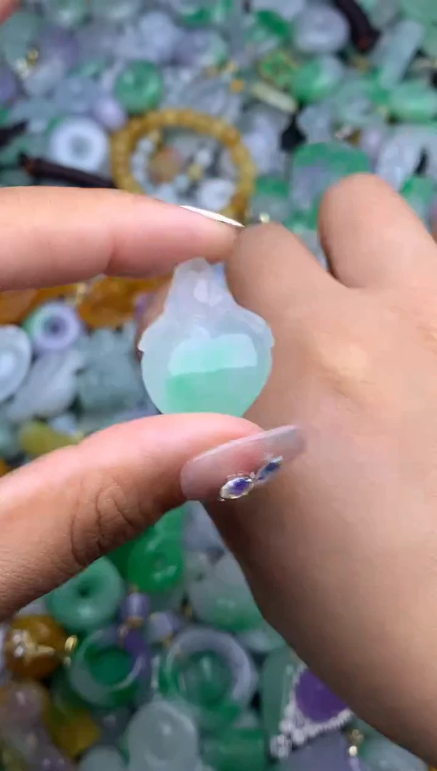 颈饰未镶嵌翡翠天然缅甸翡翠吊坠