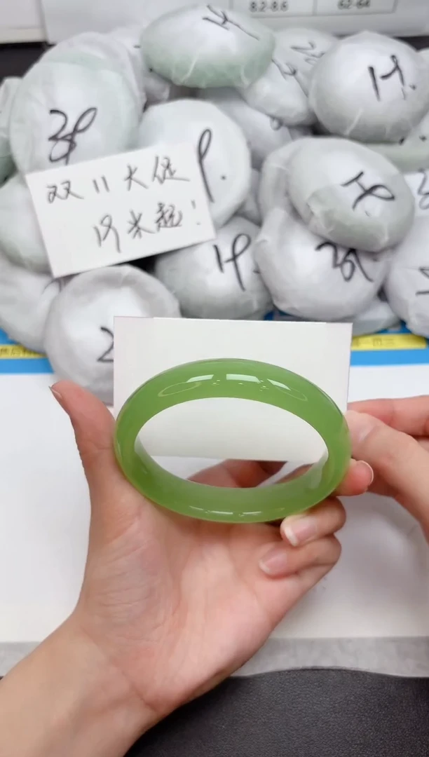 未镶嵌手镯石英质玉256-65.2