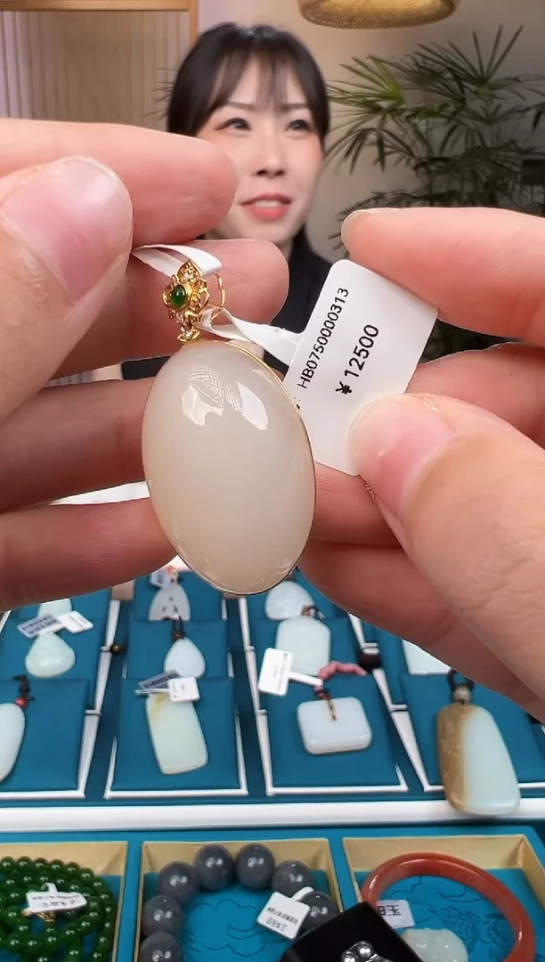 和田玉18K金镶嵌颈饰吊坠 HB