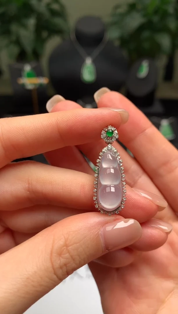 颈饰18K金镶嵌翡翠福豆