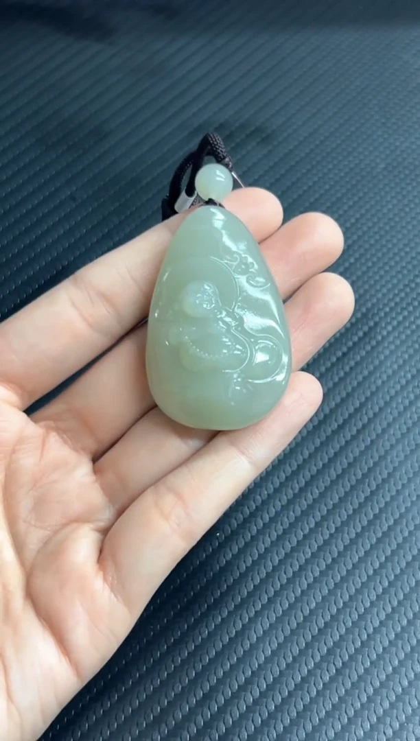 吊坠(赠链)未镶嵌和田玉且末微色差 近矿