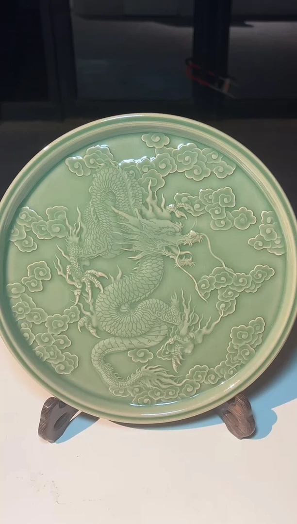 瓷微瑕云丛龙壶承盘1个带支架