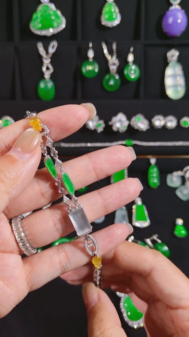 18K金镶嵌手链翡翠设计款手链