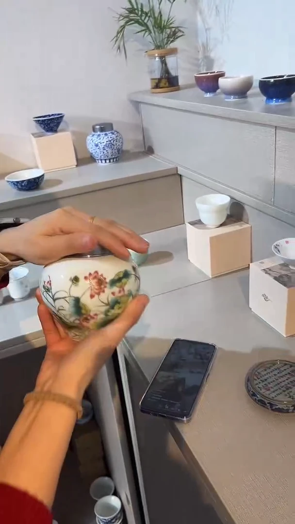 景德镇高温瓷莲花茶叶罐