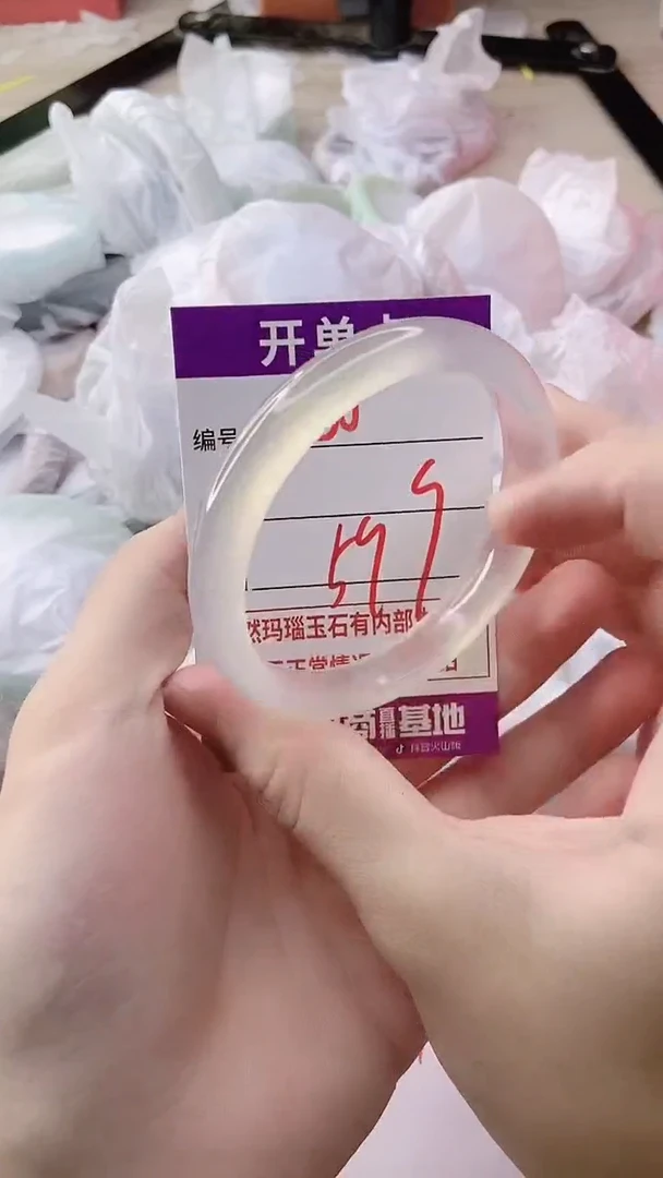 玛瑙/玉髓手镯未镶嵌180
