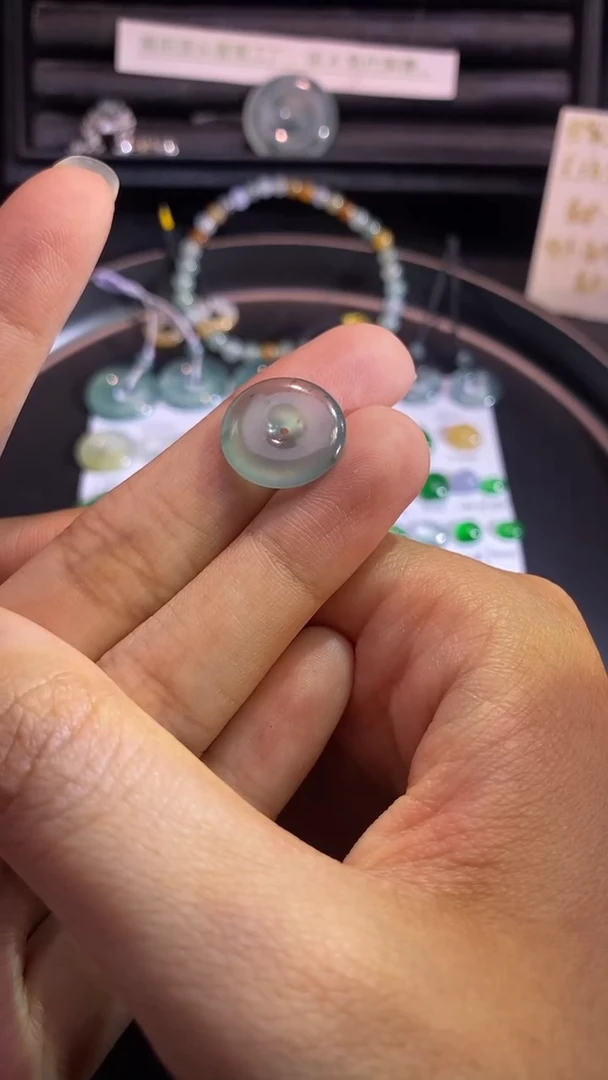 翡翠挂件未镶嵌扣子