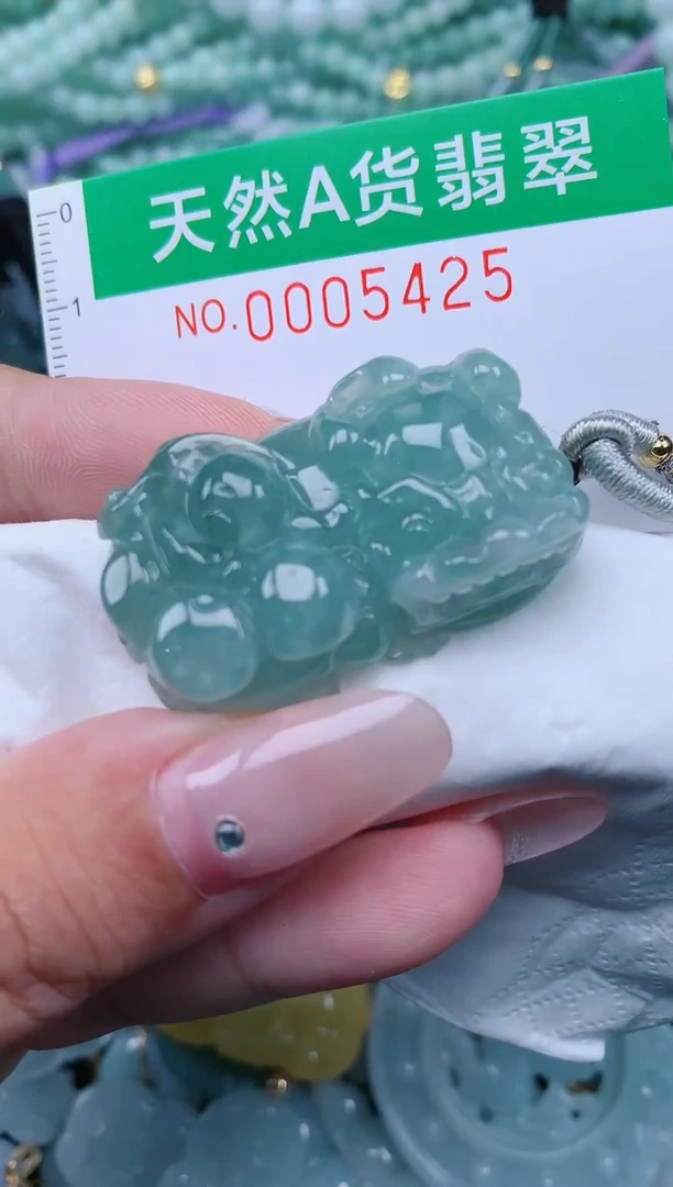 翡翠未镶嵌颈饰.0005425