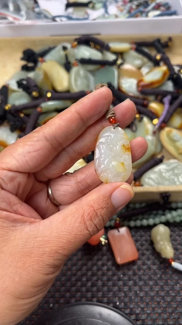 【闪购商品】和田玉颈饰未镶嵌多样性发货没有证书拍一发一有瑕