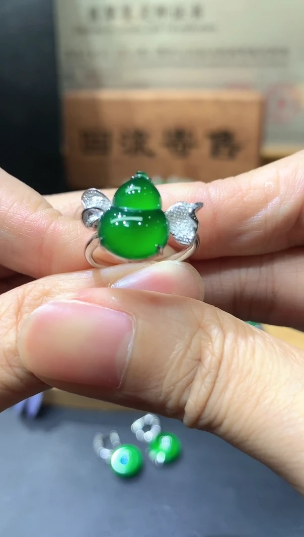 颈饰18K金镶嵌翡翠团购