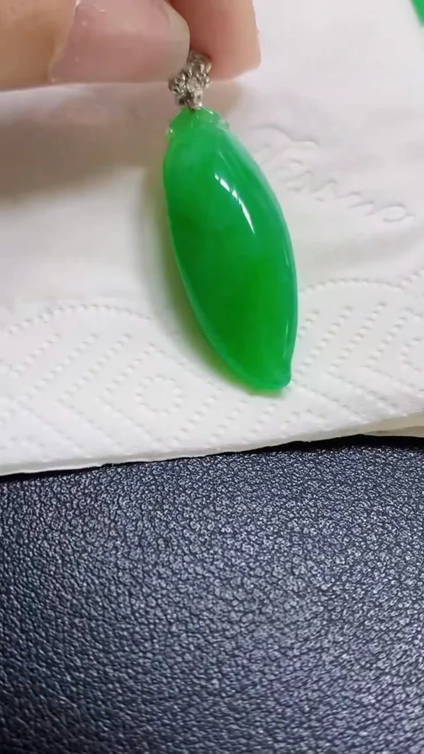 颈饰18K金镶嵌翡翠葫芦