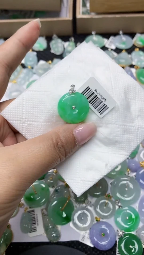 颈饰18K金镶嵌翡翠111111111111