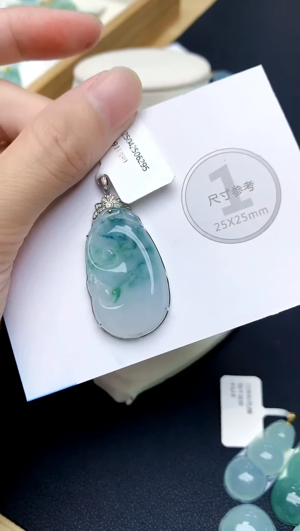 颈饰18K金镶嵌翡翠天然A货翡翠