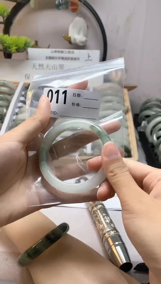 石英质玉（天山翠）手镯未镶嵌011