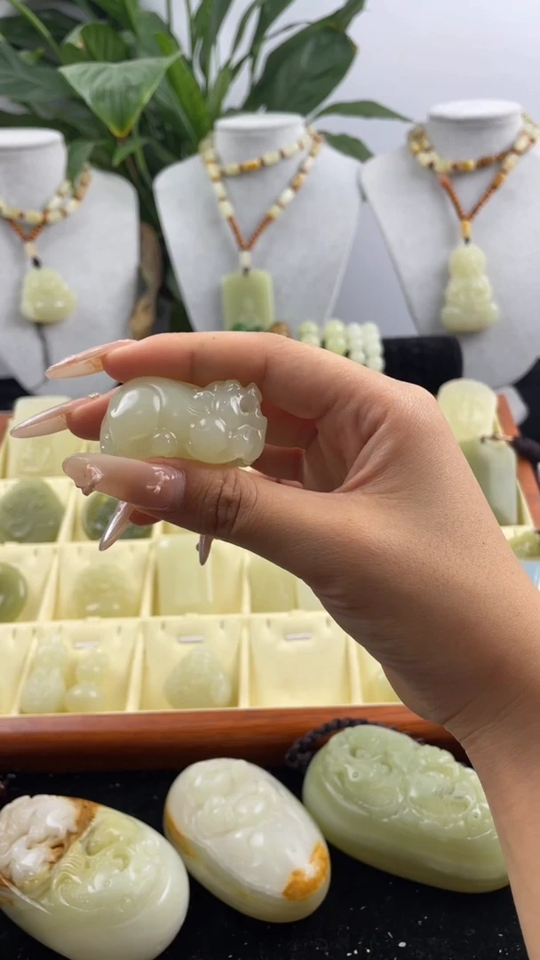 玉R041中号貔貅配縄子帯礼盒