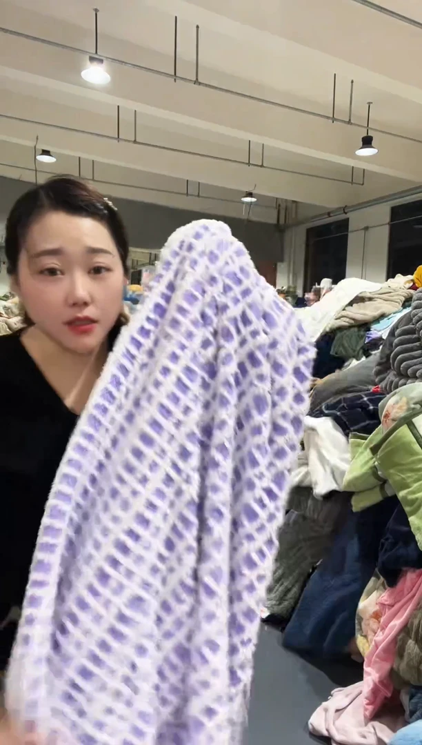 混纺主播手上展示的产品