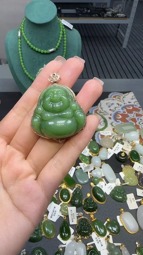 18K金镶嵌和田玉挂件1