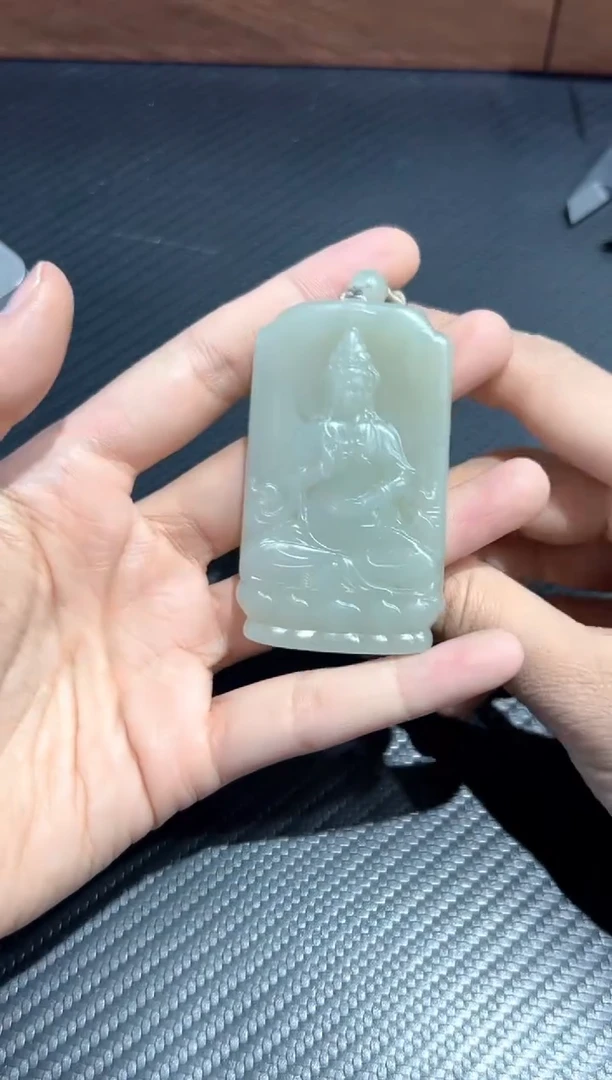 吊坠(赠链)未镶嵌和田玉且末微色差近矿sj