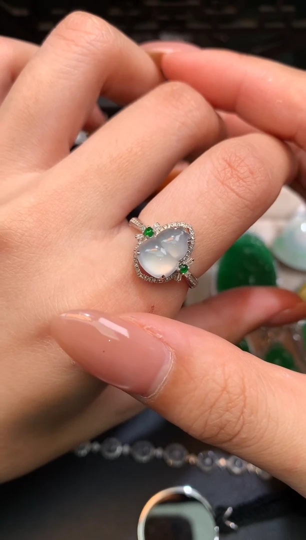 颈饰18K金镶嵌翡翠戒指