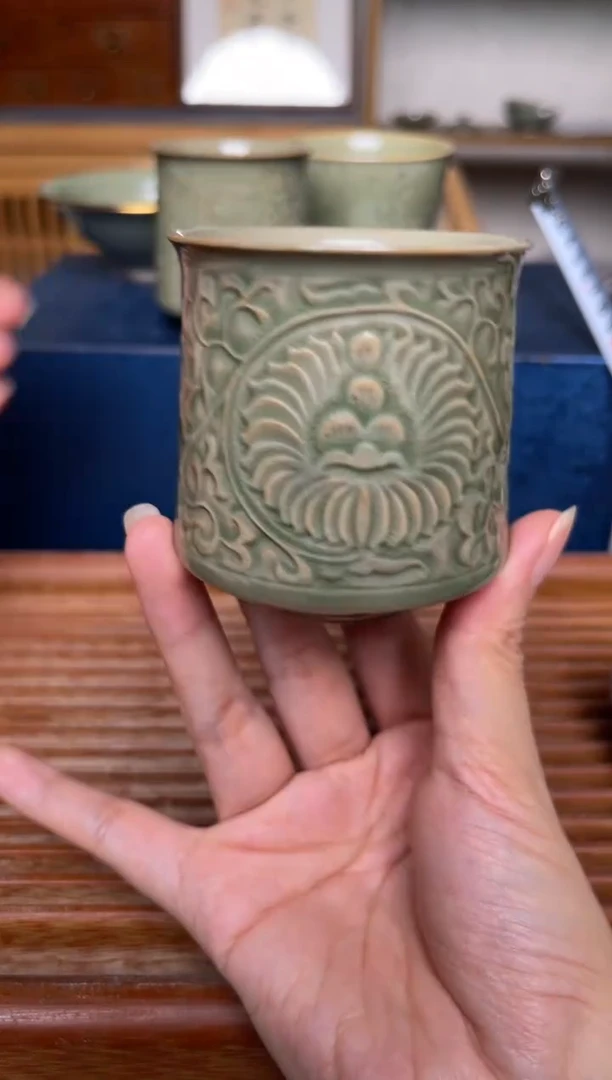 瓷器秘色菊纹束口杯 微瑕