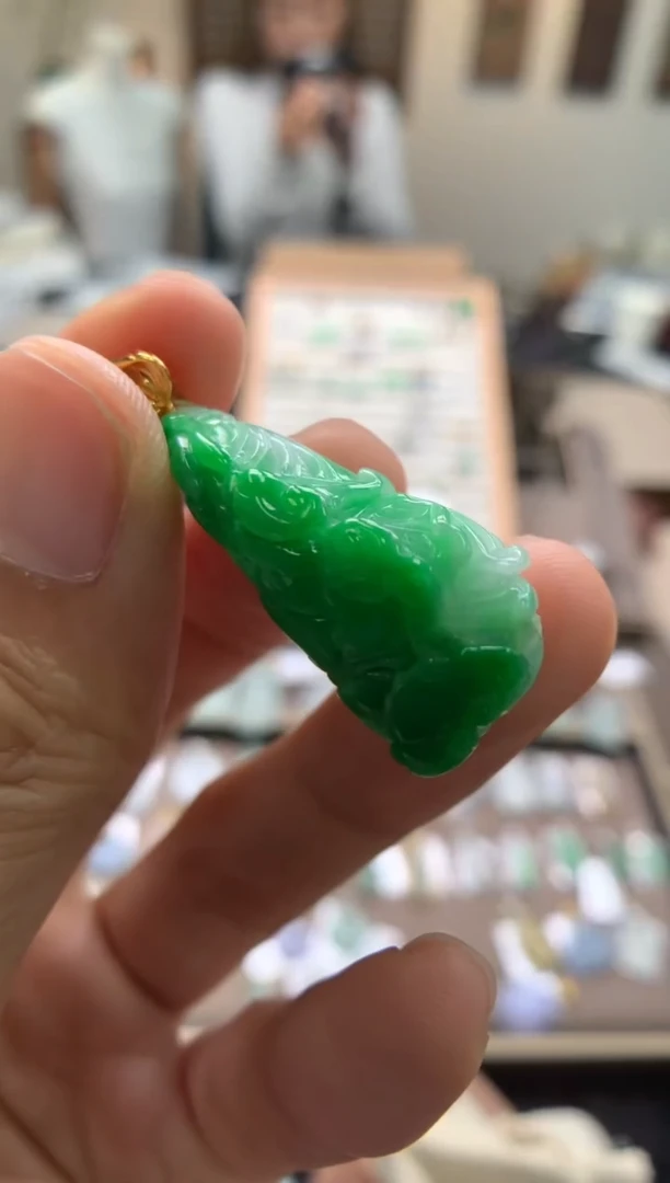 颈饰18K金镶嵌翡翠白菜