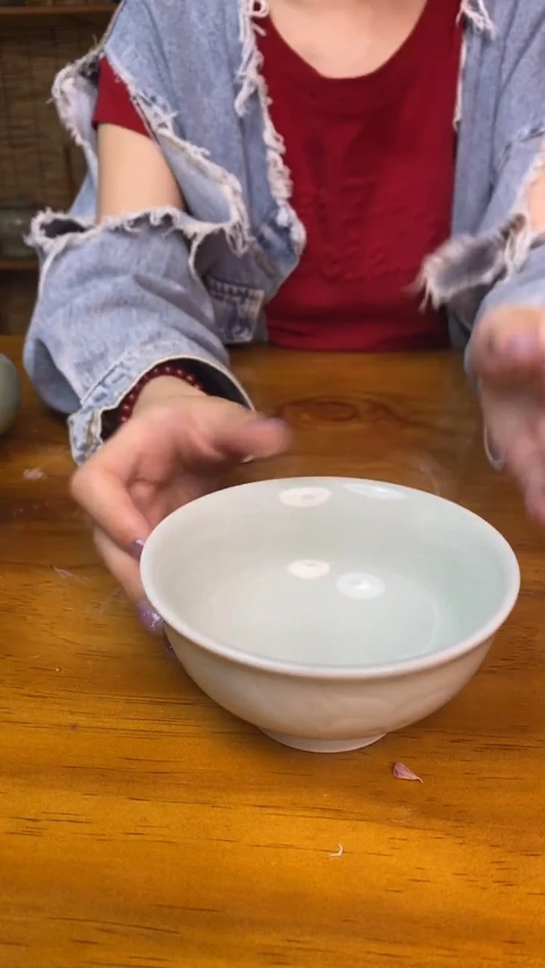 碗月白釉牡丹纹碗微瑕