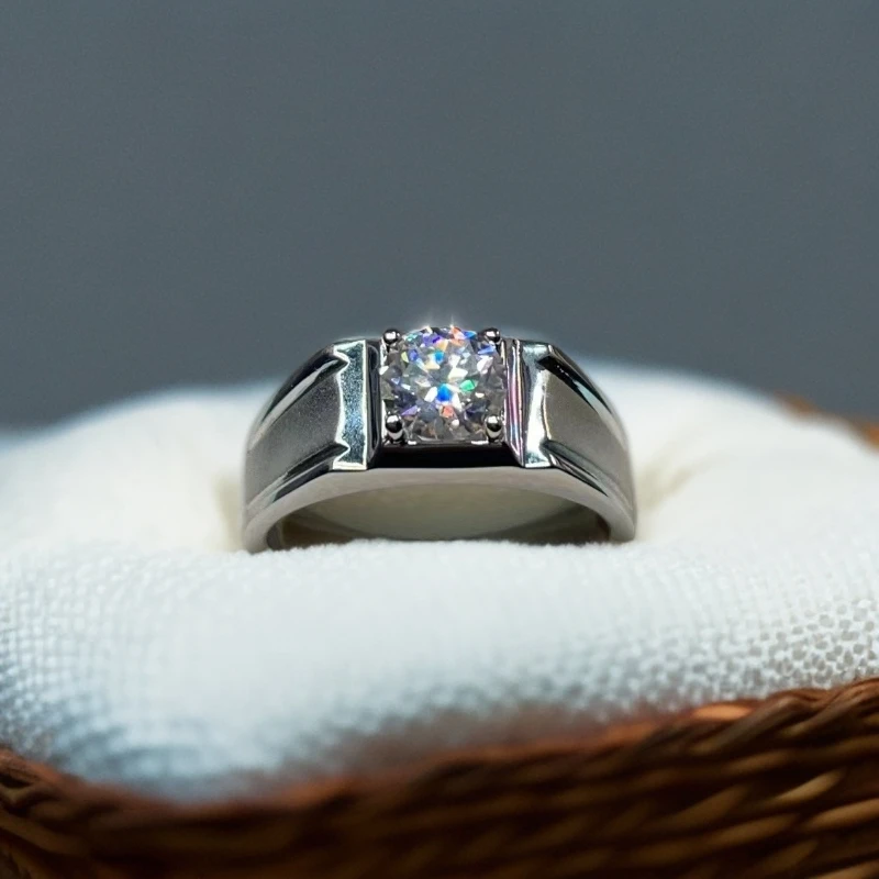 925银莫桑石戒指 立体喷砂商务经典磨砂光面时尚镶嵌霸气