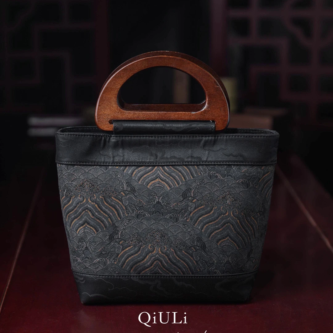 QIU LI・海水江崖纹灰色木柄包 3056