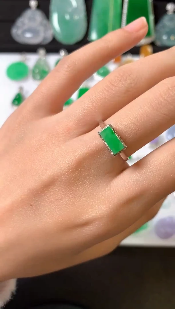 18K金镶嵌戒指翡翠戒指